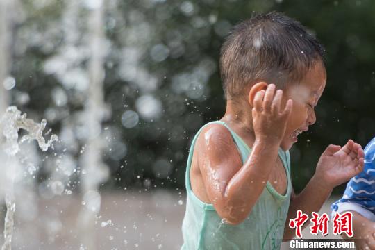 中国中东部持续高温 太原儿童戏水纳凉
