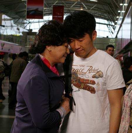 演员王馥荔与老公火车相遇 儿子曾是问题少年