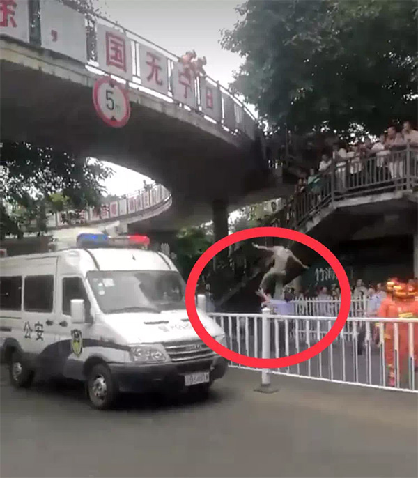重庆五旬民警徒手接住跳天桥男子被砸伤，男子无大碍