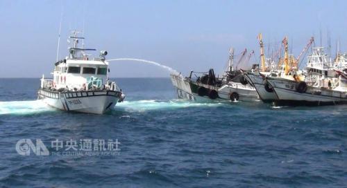 台湾澎湖一渔船发生火烧船事故 6名船员平安获救