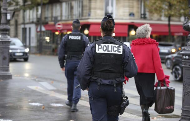 法国警察逛商场将背包忘在试衣间：证件配枪均丢失