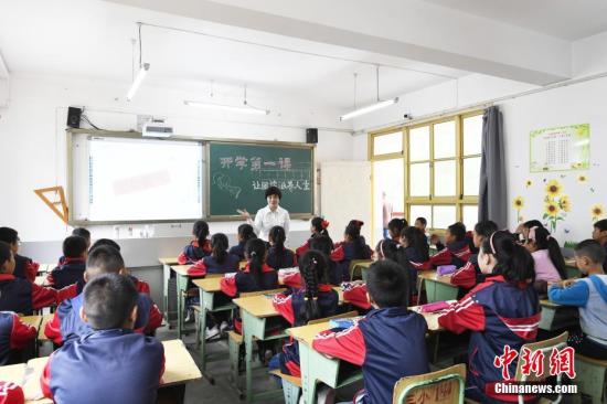 中国发布首份国家义务教育质量监测报告 发现这些问题