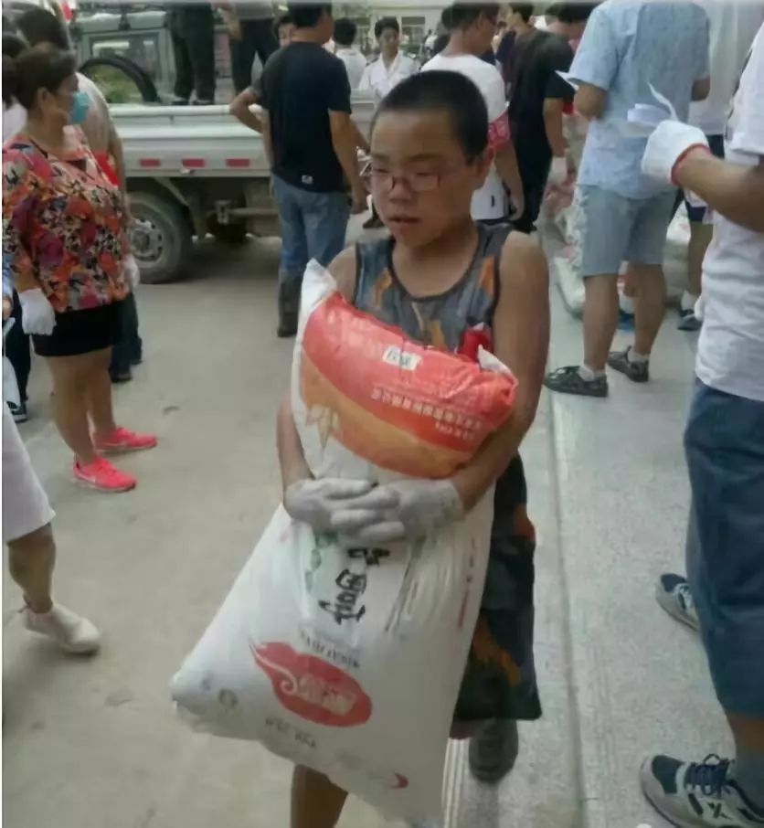 孩子何辜?这才是我们对待祖国的花朵的正确