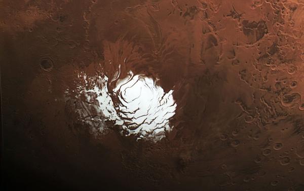 外媒称研究人员在火星上发现首个液态水湖