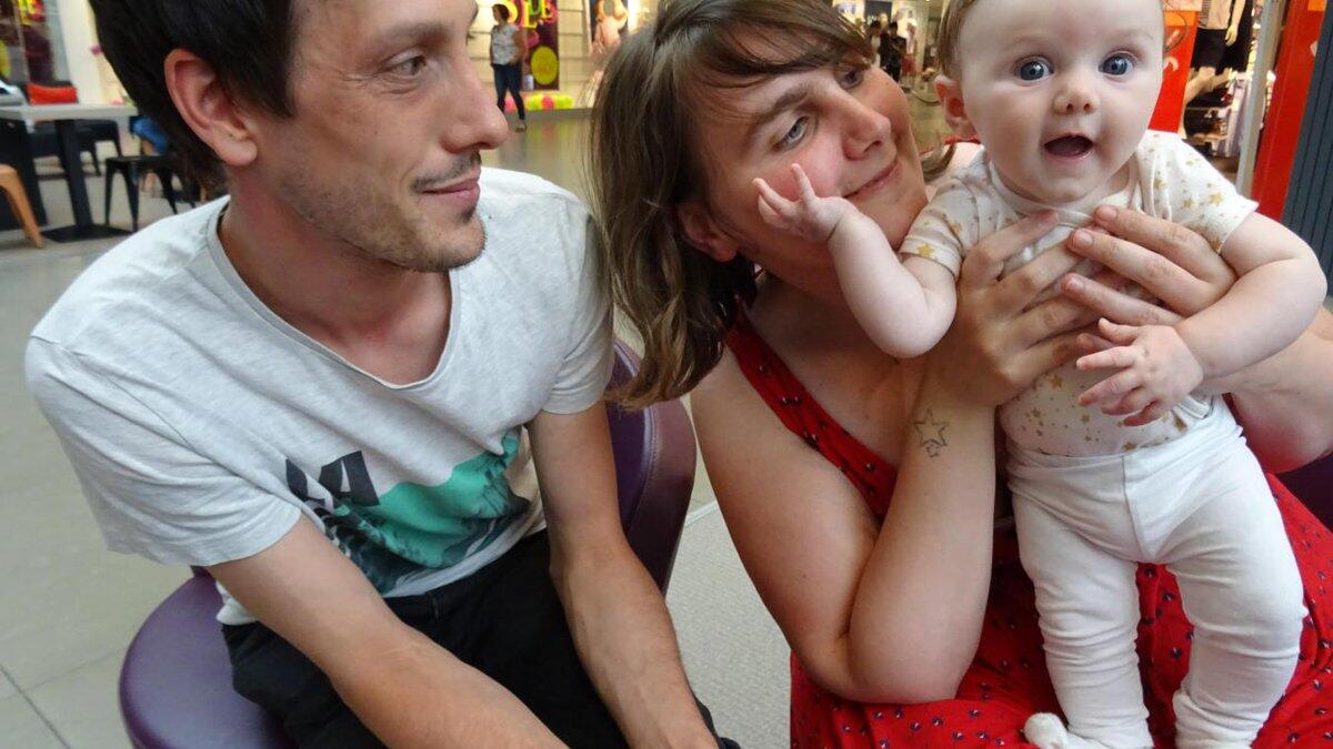 法女子公共场所哺乳4月女婴 被斥“应感到羞耻”