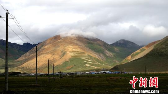 7月23日，西藏亚东县帕里镇风光。该镇是帕里牦牛主产区，存栏量达2万余头。　江飞波 摄