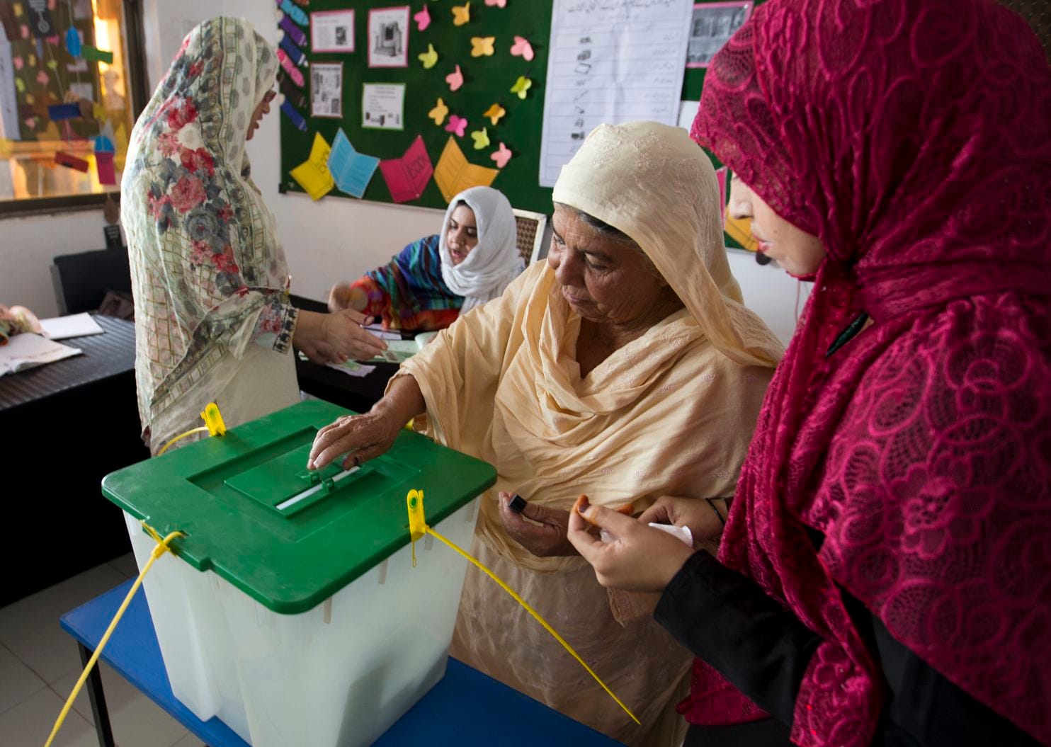 巴基斯坦大选进行时：上百万人投票 IS制造自杀式袭击