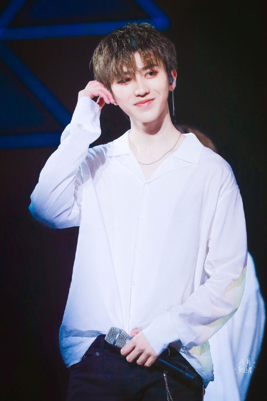 十二星座穿搭之:霸气浮夸狮子座!总裁蔡徐坤、大哥罗志祥