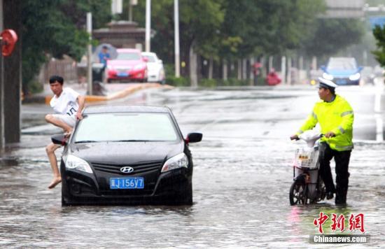 入汛以来中国气候波动 降雨台风高温频繁登场