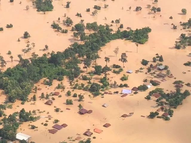 老挝南部一水电站溃坝50亿立方米水涌出，已致数百人失踪