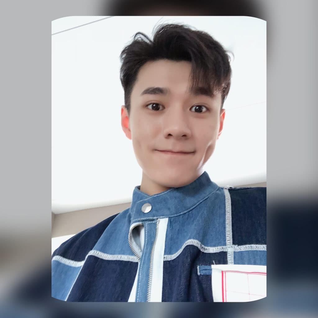 一,发型 首先在发型方面,易柏辰最常见的就是这样左右28分,或者中分