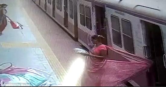 胆战心惊！印度女子衣服卡在火车门上遭拖行数米