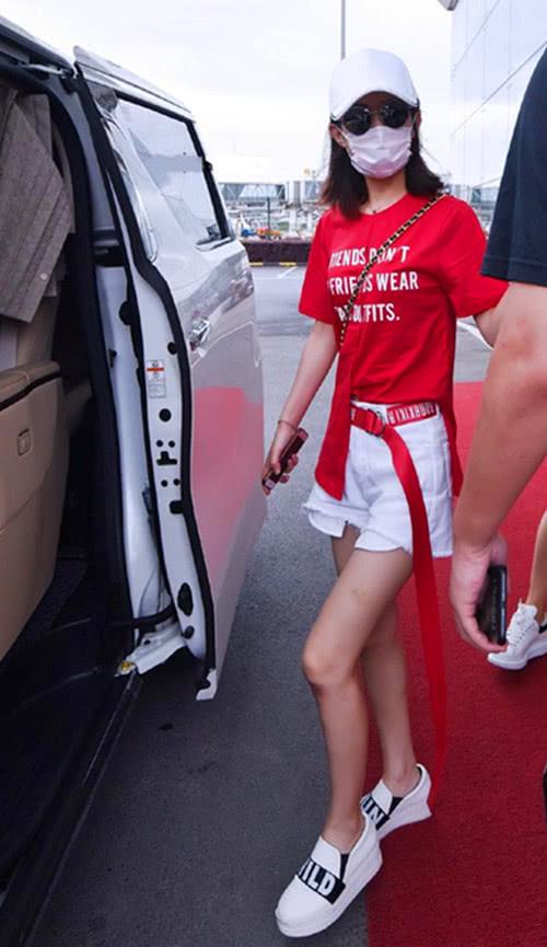个性又吸睛的红色T恤，尽情释放青春活力