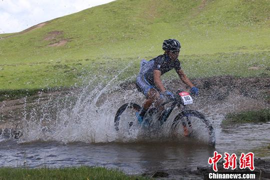 千名骑手竞技甘肃甘南高原 高海拔挑战多种路况赛道