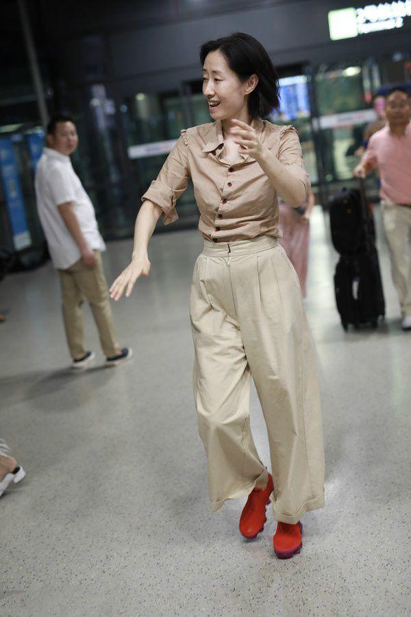 刘敏涛休闲装配运动鞋，网友：没见过这么不会搭配的明星！