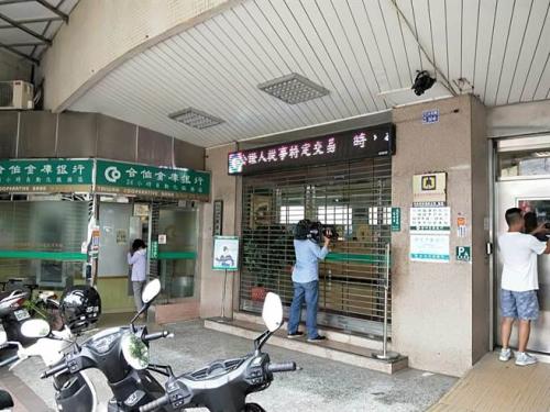 台湾男子持冲锋枪抢劫银行121万新台币终落网