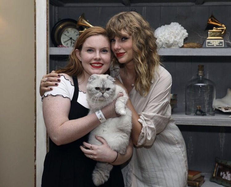 Taylor Swift at her house in Rhode Island with her cat and a fan on October 19th, 2017