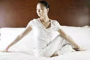 睡前十分钟简单有效的4个瑜伽减肥动作,让你美