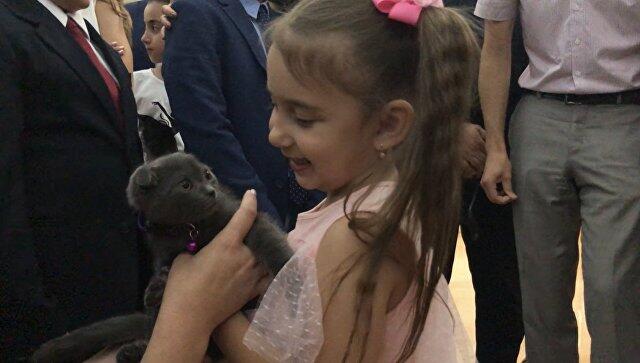 叙总统夫人向俄烈士之女赠送小猫 称这是来自叙利亚的纪念