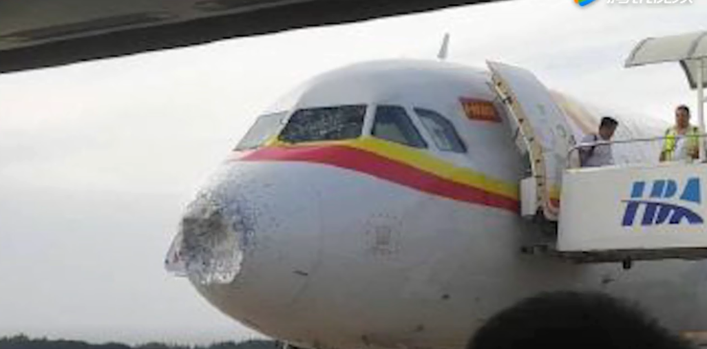 天津航空一客机遭雹击致风挡破裂 无人员受伤