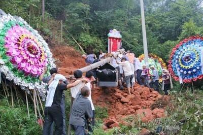 人死后,儿女办理后事,从中就能看出儿女到底孝