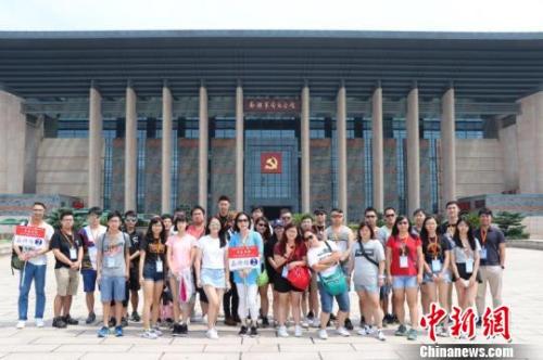 香港青年来到南湖纪念馆。　张诗雨 摄