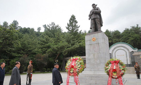 金正恩凭吊中国人民志愿军烈士，向毛岸英墓献花圈