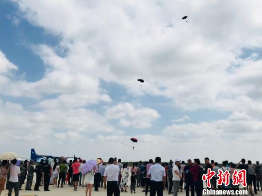 2018年中国（盐池）定点跳伞大奖赛启幕