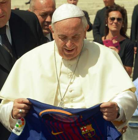 伊涅斯塔球衣得到教皇签名,将收入梵蒂冈博物