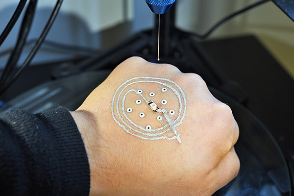 美研发出3D打印新技术，可直接在皮肤上打印电子元件