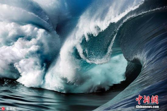 资料图：2016年3月1日报道(具体拍摄时间不详)，塔希提(又译大溪地)位于南太平洋，岛上的提阿胡普(Teahupoo)是世界闻名的冲浪圣地，这里的海浪高达5、6米，当地人把这样惊人的海浪称为“水墙”。29岁的摄影师Ben Thouard带着照相机游进了这一堵堵“水墙”，拍摄下这些海浪难以言喻的美丽形态，并且，Ben是在最佳的日出和日落时分，准确判断出海浪翻滚的方向，然后记录下那美妙的瞬间。图片来源：东方IC 版权作品 请勿转载