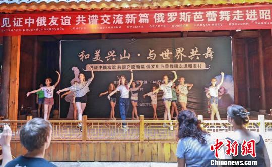 舞团演员与当地儿童“互粉”学习中国民族舞 李�S 摄