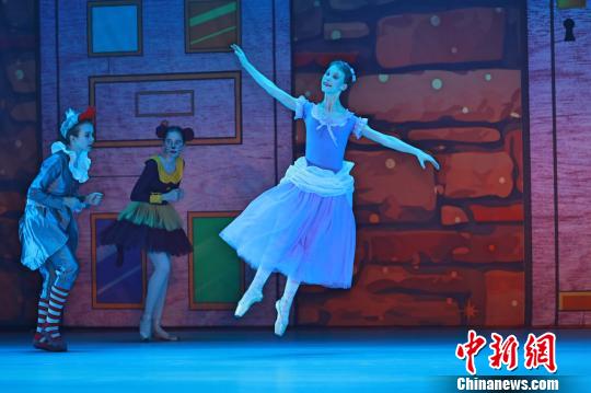 俄罗斯芭蕾舞团三峡交流演出 学功夫斗舞技叙友谊