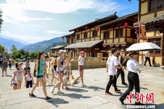 俄罗斯芭蕾舞团参观湖北兴山昭君村 李�S 摄
