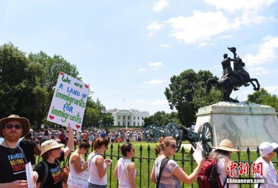当地时间6月30日，数千名美国民众聚集在白宫外举行示威活动，抗议特朗普政府强制实行“零容忍”政策，迫使众多非法入境者家庭“骨肉分离”。中新社记者 刁海洋 摄