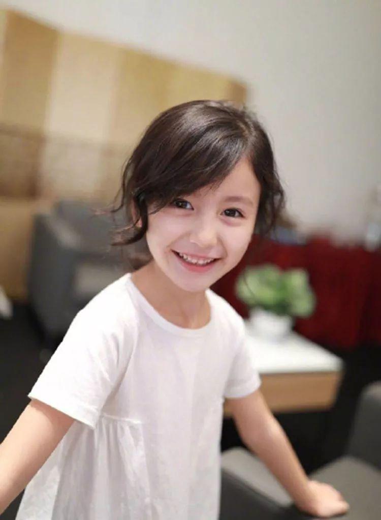 9岁的小赵丽颖裴佳欣,被她的甜美可爱征服了