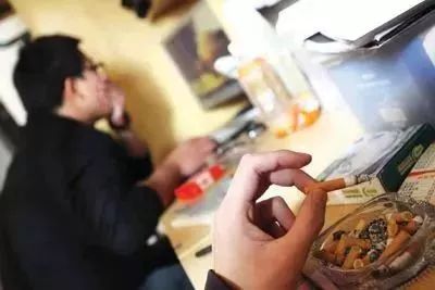 深圳4男子网吧抽烟被处罚，网吧工作人员未禁止同吃罚单