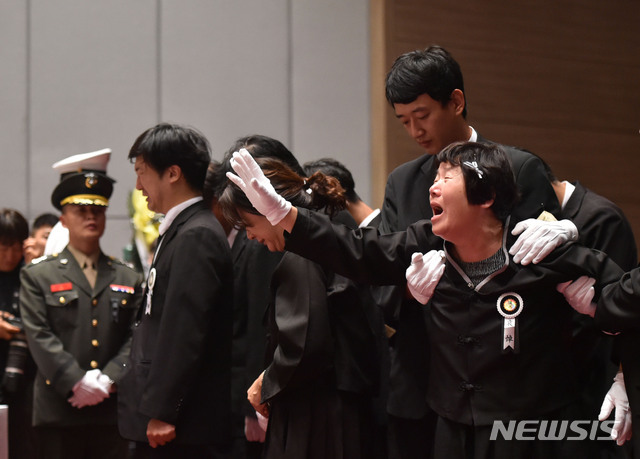 韩国宝宝追悼会上看到爸爸照片，开心大叫“是爸爸”…