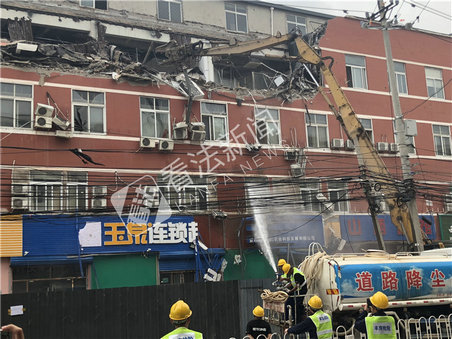 北京丰台顺和大厦四层坍塌楼体外侧开始拆除