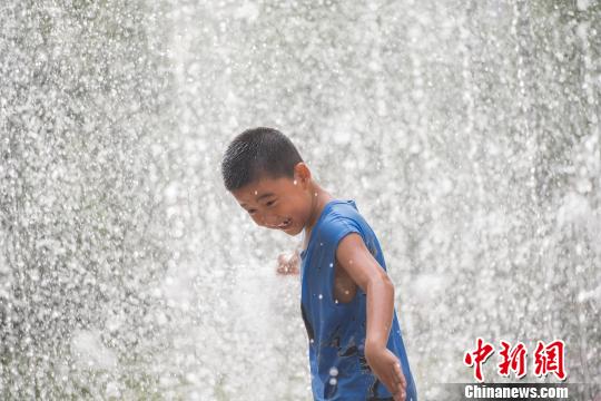 中国多地持续高温 太原儿童戏水享清凉