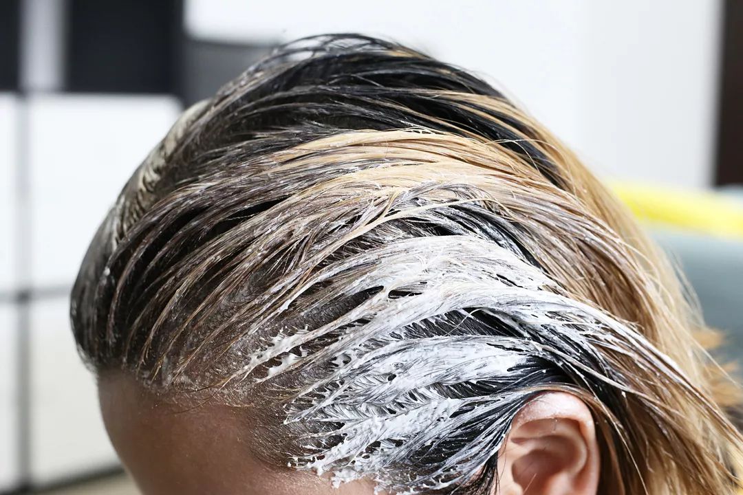 听我说,千万不要没事自己染头发,因为很有可能一不小心就