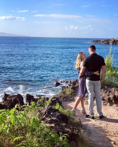 小南斯妻子发布二人在夏威夷度蜜月的合照