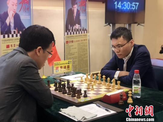 国际象棋特级大师正在思索。　刘襄琳 摄