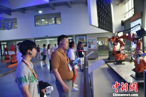 图为：香港青年参观钱江机器人制造 范宇斌 摄