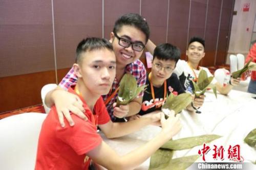 香港青年学习包粽子。　张诗雨 摄