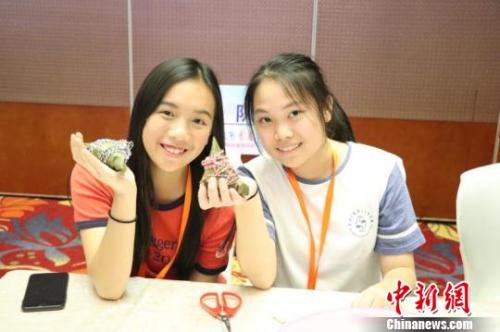 香港青年学习包粽子。　张诗雨 摄