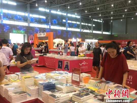 7月27日，2018中国黄山书会在安徽合肥开幕，吸引许多市民前来学习、买书。　张强 摄
