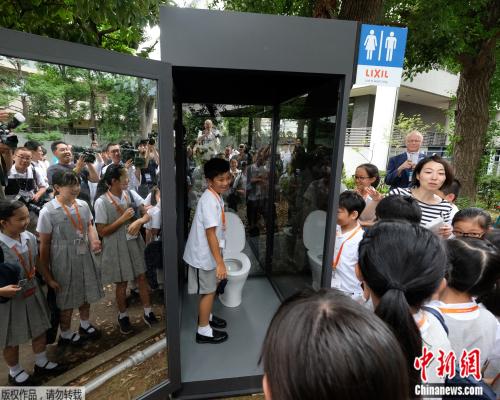 体验“户外排泄”？日本展出透明厕所 引人反思(图)
