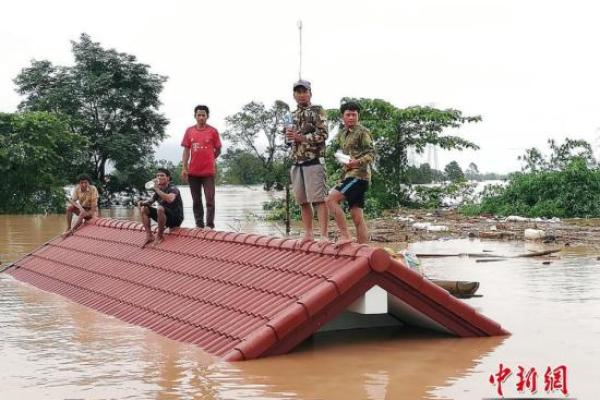 老挝溃坝丨洪水冲向邻国柬埔寨，柬数千居民被迫迁移