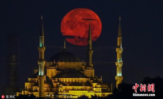 当地时间2018年7月26日，土耳其伊斯坦布尔，一轮“超级月亮”亮相蓝色清真寺上空。图片来源：东方IC 版权作品 请勿转载